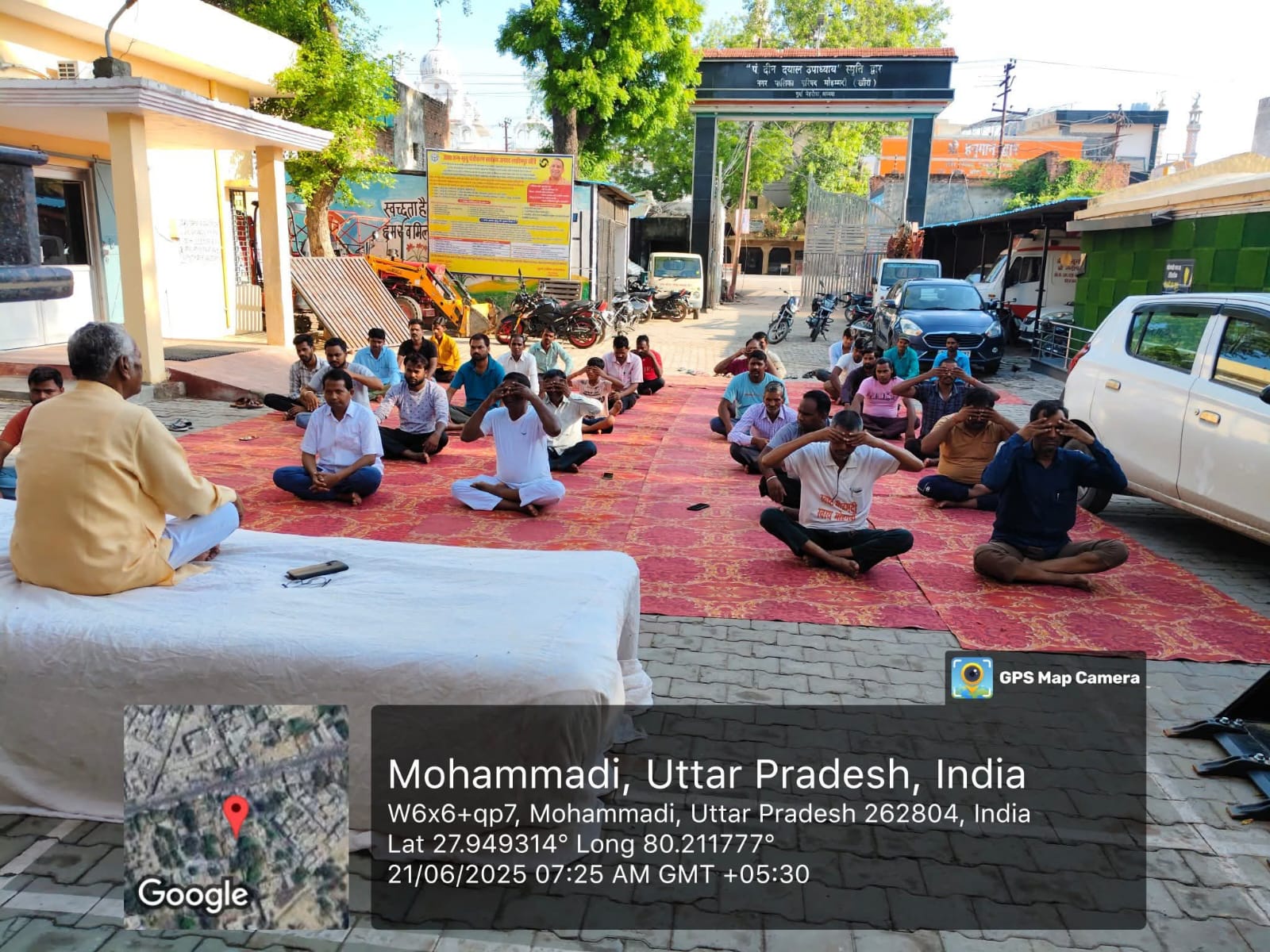 योग अपनाएँ, स्वस्थ रहेंतन, मन और जीवन को बनाएँ निरोग।