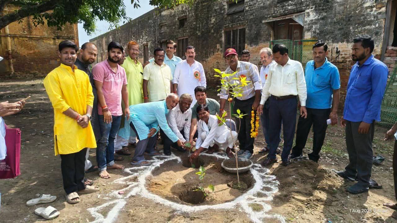 वृक्षारोपण करें, हरियाली बढ़ाएँस्वच्छ एवं सुंदर नगर बनाएँ।